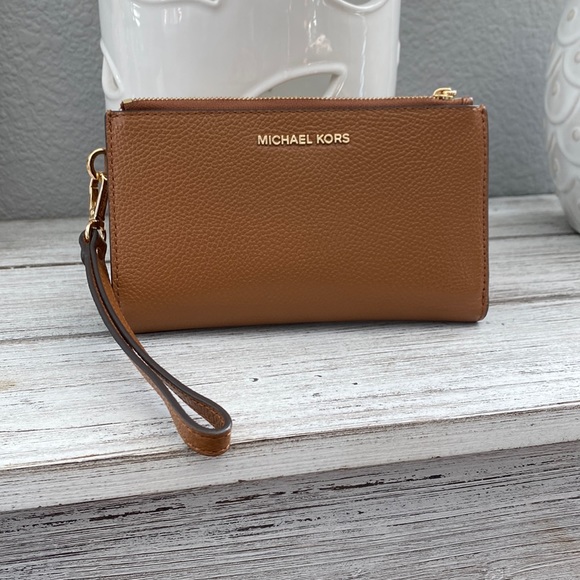 Michael Kors Handbags - ❤️EUC❤️ MK “Adele” Double-Zip Wristlet Wallet ❤️